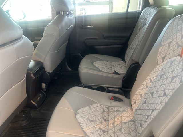 2022 Toyota Highlander Hybrid Bronze Edition