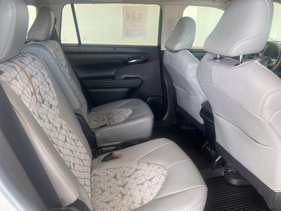 2022 Toyota Highlander Hybrid Bronze Edition