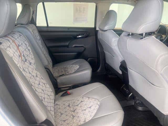 2022 Toyota Highlander Hybrid Bronze Edition