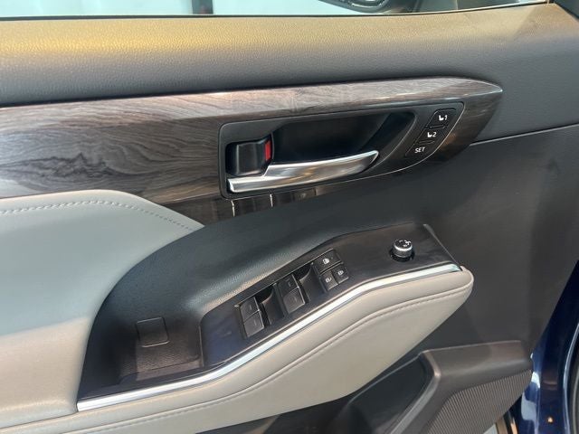 2021 Toyota Highlander Hybrid Platinum