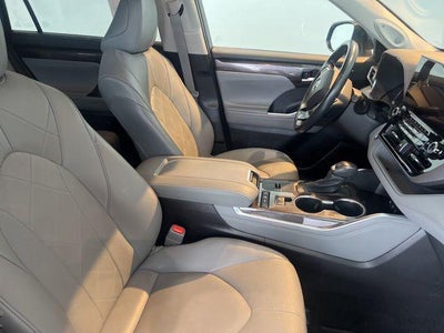 2021 Toyota Highlander Hybrid Platinum