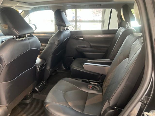 2021 Toyota Highlander Hybrid Platinum