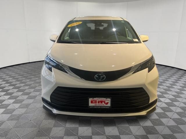 2025 Toyota Sienna LE 8 Passenger