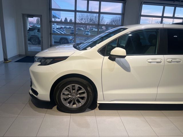 2025 Toyota Sienna LE 8 Passenger
