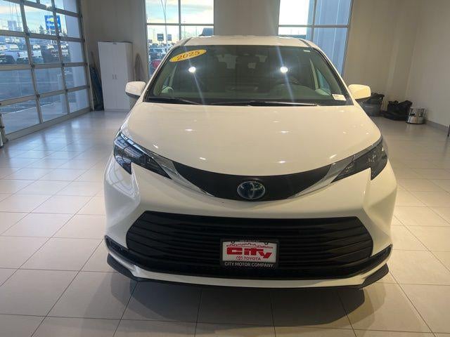 2025 Toyota Sienna LE 8 Passenger
